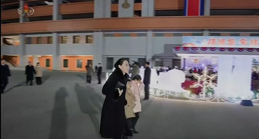 Vplyvná sestra severokórejského vodcu Kim Čong-una Kim Jo-čong sa na oslavách nového roku objavila po boku dvoch detí. FOTO: KCTV