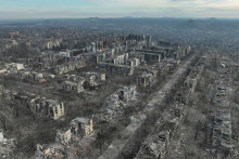 Pohľad z dronu ukazuje obytné a administratívne budovy poškodené a zničené pokračujúcimi ruskými útokmi v meste Toreck. FOTO: Reuters