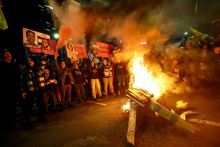 Ľudia protestujú v Tel Avive proti vláde a prejavujú podporu rukojemníkom, ktorí boli unesení počas útoku 7. októbra 2023. FOTO: Reuters