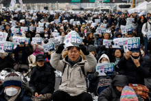 Protest proti juhokórejskému prezidentovi Jun Sok-jolovi neďaleko jeho oficiálnej rezidencie v Soule. FOTO: Reuters