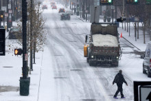 Nákladné auto so soľou jazdí centrom mesta Cincinnati počas snehovej búrky. FOTO: Reuters//USA Today Network