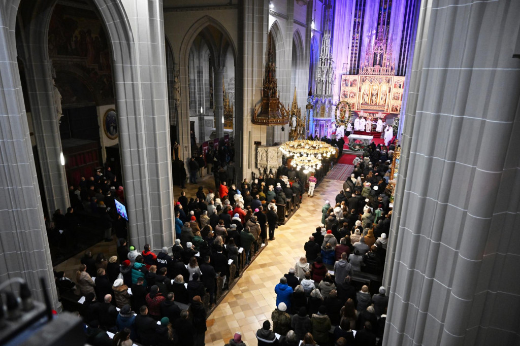 Veriaci sa účastnia na polnočnej omši, ktorú celebroval košický arcibiskup metropolita Bernard Bober v Dóme sv. Alžbety v Košiciach. FOTO: TASR/František Iván