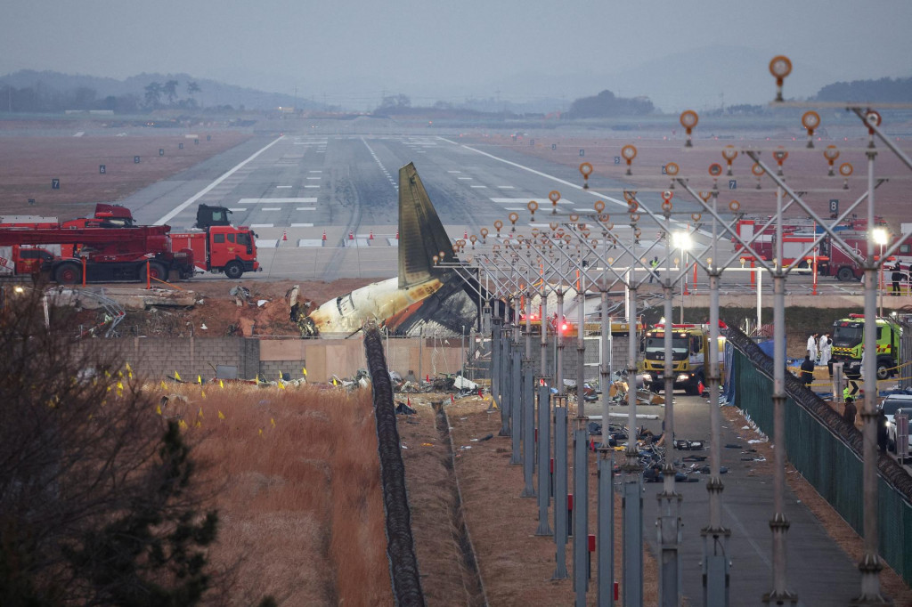 Vrak lietadla Jeju Air, ktoré zišlo z pristávacej dráhy a havarovalo, leží na medzinárodnom letisku Muan. FOTO: Reuters