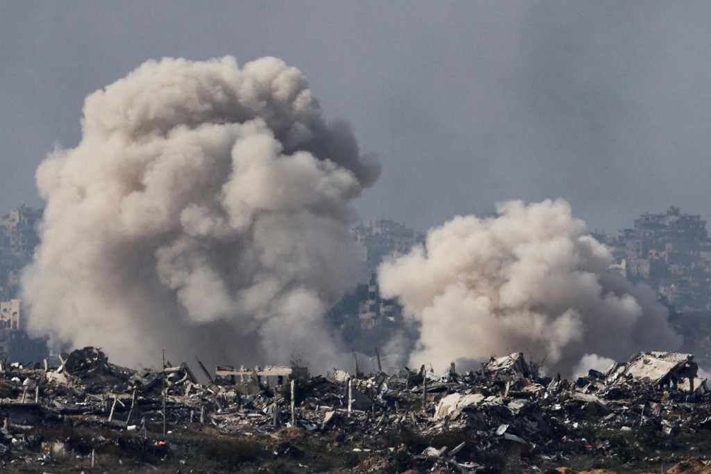 Dym sa valí nad Pásmom Gazy. FOTO: Reuters