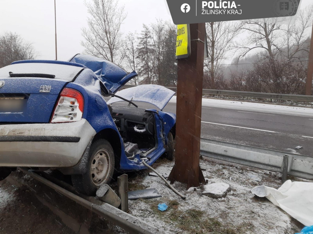 Polícia zasahujeme na ceste I/11 v smere od Žiliny na Kysucké Nové Mesto pri dokumentovaní tragickej dopravnej nehody. FOTO: Facebook/Polícia SR - Žilinský kraj