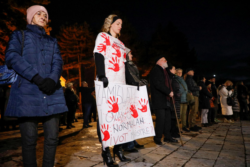 Tichý protestu vedľa miesta masovej streľby v meste Cetinje v Čiernej Hore. FOTO: Reuters