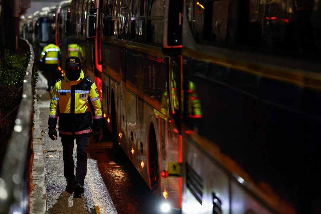 Policajti strážia neďaleko oficiálnej rezidencie obvineného juhokórejského prezidenta Jun Sok-jola v Soule. FOTO: Reuters