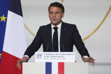 Francúzsky prezident Emmanuel Macron počas prejavu k francúzskym veľvyslancom v Elyzejskom paláci v Paríži. FOTO: TASR/AP