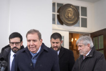 Venezuelský opozičný líder Edmundo González Urrutia (druhý vľavo) hovorí s novinármi v Bielom dome vo Washingtone 6. januára 2025. FOTO: TASR/AP