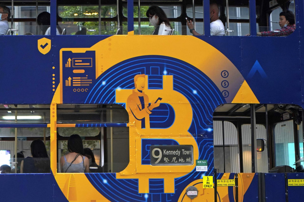 Reklama na kryptomenu bitcoin na električke v Hongkongu. FOTO: TASR/AP