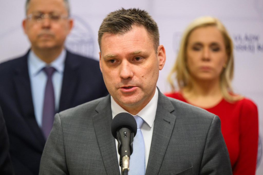 Minister financií Ladislav Kamenický, podpredseda vlády a minister životného prostredia Tomáš Taraba a podpredsedníčka vlády a ministerka hospodárstva Denisa Saková. FOTO: TASR/Jaroslav Novák