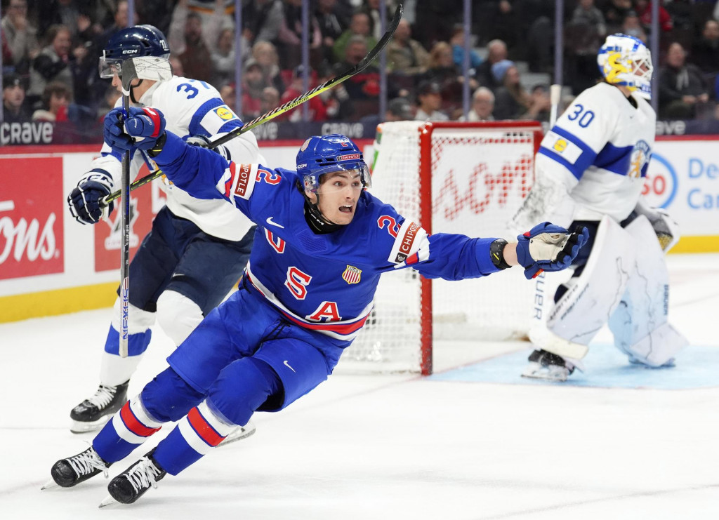 Americký hokejista Teddy Stiga sa teší z víťazného gólu na 4:3, ktorý strelil v predĺžení finálového zápasu USA - Fínsko na majstrovstvách sveta hráčov do 20 rokov v kanadskej Ottawe. FOTO: TASR/AP