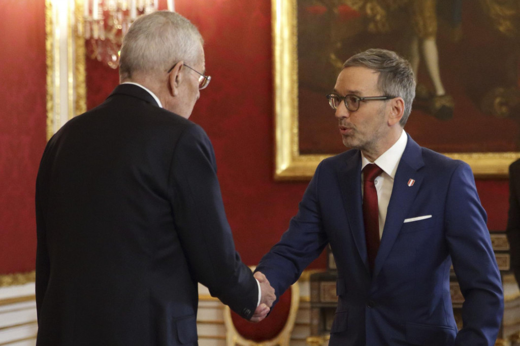 Rakúsky prezident Alexander Van der Bellen a líder krajne pravicovej Slobodnej strany Rakúska (FPÖ) Herbert Kickl si podávajú ruky počas prijatia vo Viedni. FOTO: TASR/AP