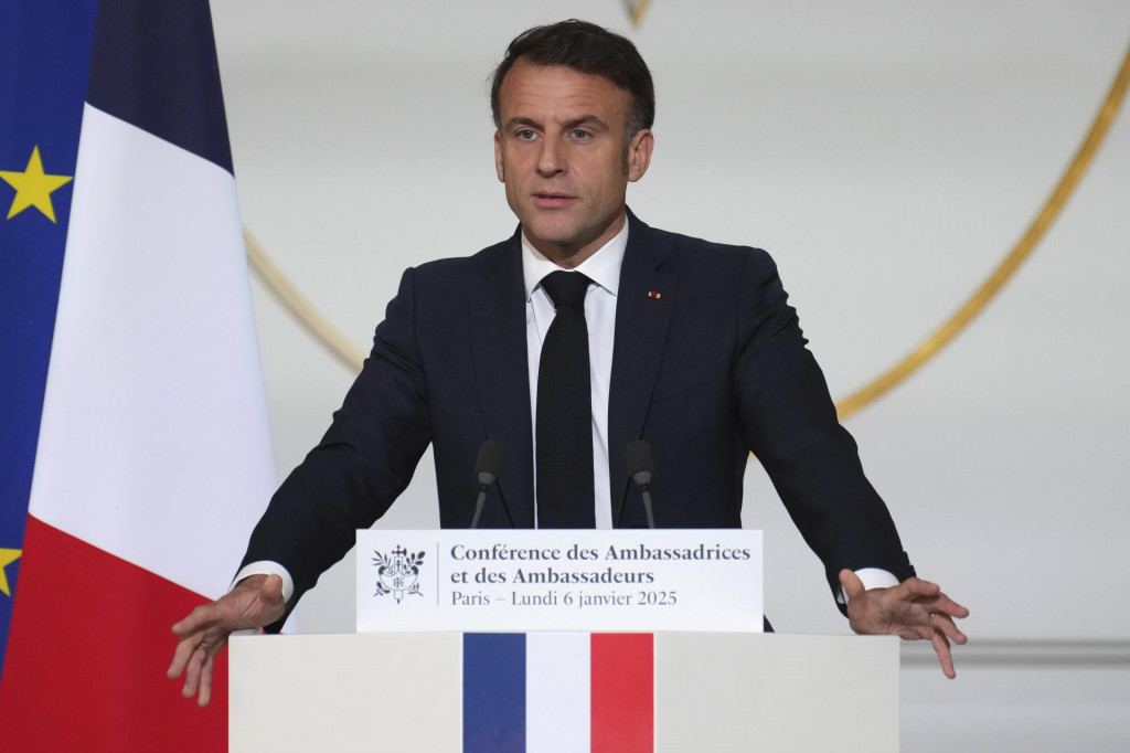 Francúzsky prezident Emmanuel Macron počas prejavu k francúzskym veľvyslancom v Elyzejskom paláci v Paríži. FOTO: TASR/AP