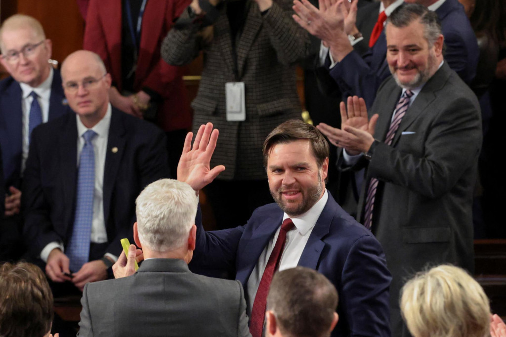 Zvolený viceprezident JD Vance máva rukou počas toho, ako sa zúčastňuje na spoločnom zasadnutí Kongresu s cieľom potvrdiť zvolenie Donalda Trumpa v Kapitole USA vo Washingtone. FOTO: REUTERS