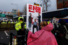 Ľudia sa zúčastňujú protestu proti obvinenému juhokórejskému prezidentovi Jun Sok-jolovi neďaleko jeho oficiálnej rezidencie v Soule. FOTO: Reuters