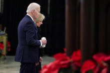 Americký prezident Joe Biden a prvá dáma Jill Biden pokladajú sviečku na počesť obetí v New Orleanse. FOTO: Reuters