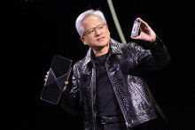 Šéf spoločnosti Nvidia Jensen Huang drží grafickú kartu Nvidia GeForce RTX 5090 počas uvedenia v rámci veľtrhu CES 2025. FOTO: REUTERS