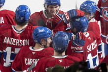 Slovenský hokejista v drese Montrealu Canadiens Juraj Slafkovský sa teší z víťazného gólu na 5:4, ktorý strelil jeho spoluhráč Nick Suzuki. FOTO: TASR/AP