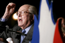 Francúzsky krajne pravicový vodca Jean-Marie Le Pen vystúpil s prejavom počas demonštrácie strany Národného frontu (14. novembra 2005). FOTO: Reuters