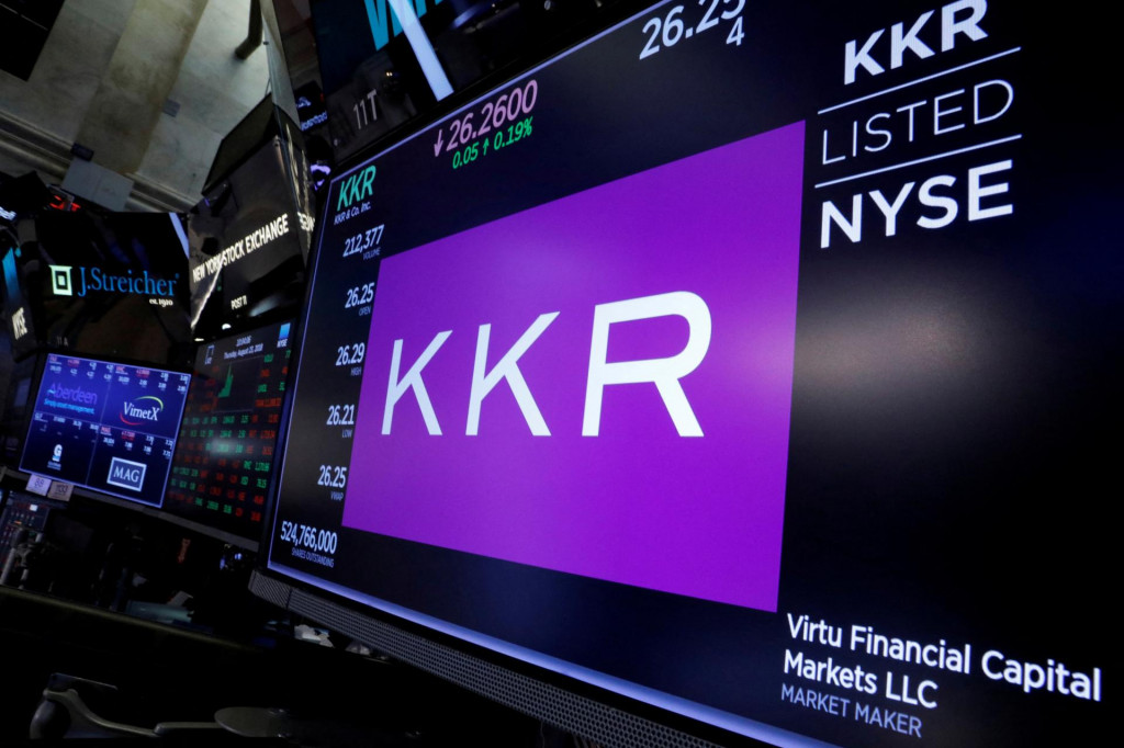 FILE PHOTO: Trading information for KKR & Co is displayed on a screen on the floor of the New York Stock Exchange (NYSE) in New York, U.S., August 23, 2018. REUTERS/Brendan McDermid/File Photo FOTO: Brendan Mcdermid