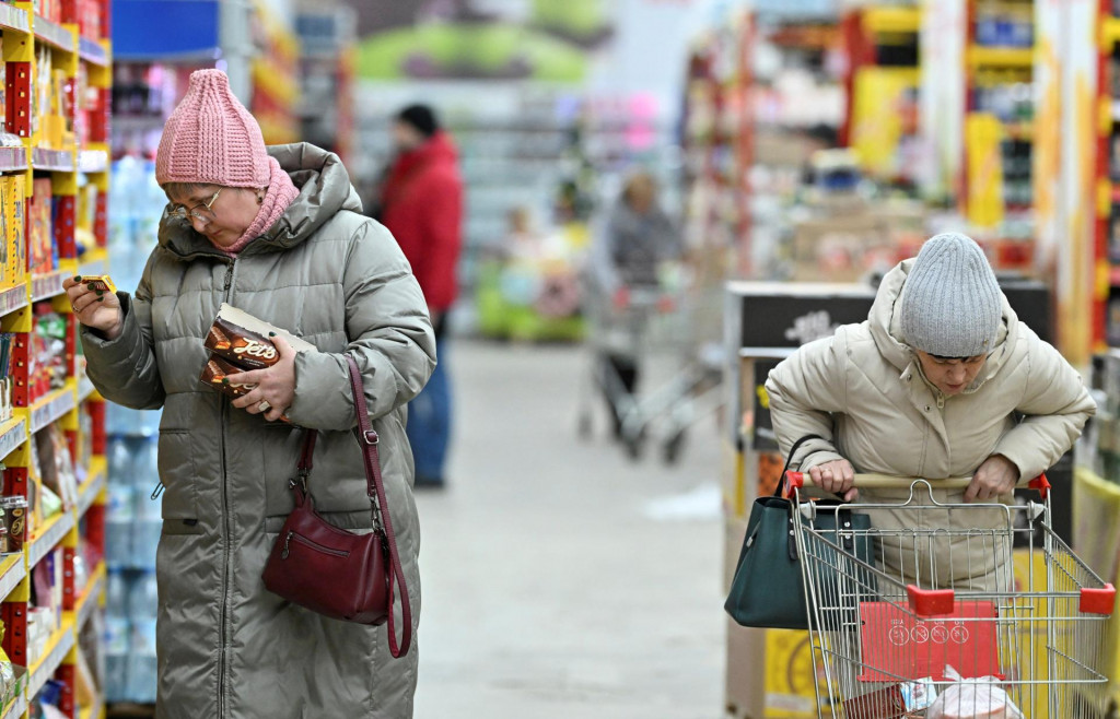 Potraviny, alkohol a tabak zdraželi o 2,7 percenta, čo je rovnaká hodnota ako v novembri. FOTO: Reuters