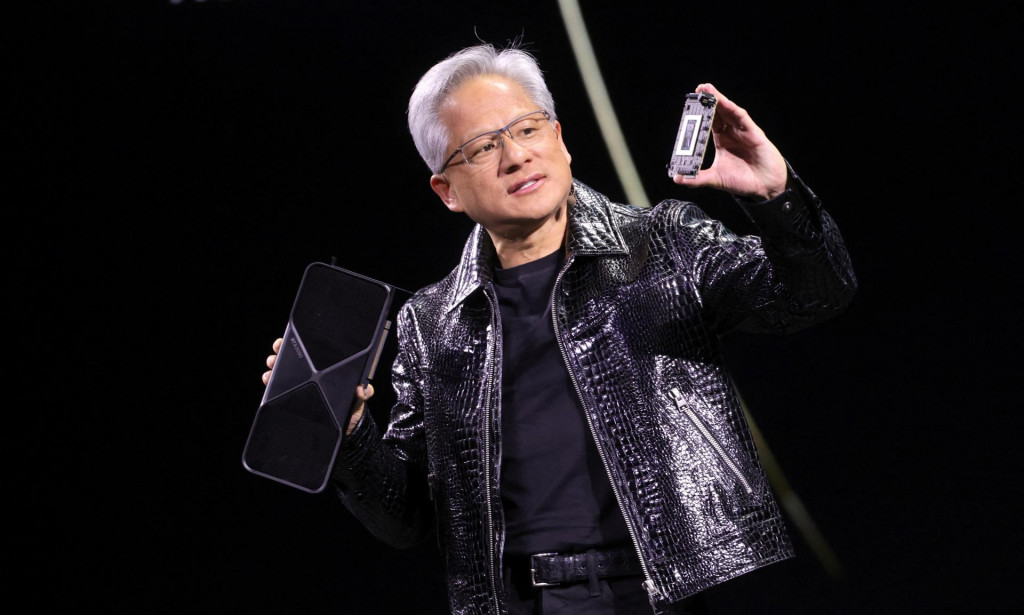 Šéf spoločnosti Nvidia Jensen Huang drží grafickú kartu Nvidia GeForce RTX 5090 počas uvedenia v rámci veľtrhu CES 2025. FOTO: REUTERS