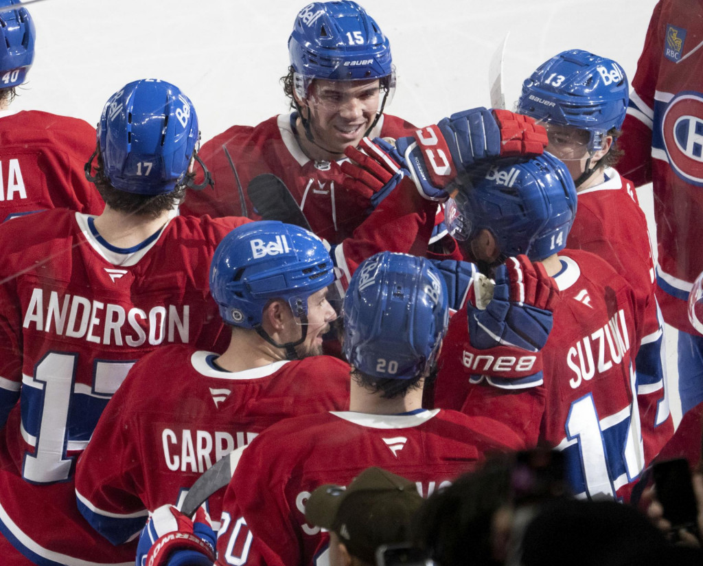 Slovenský hokejista v drese Montrealu Canadiens Juraj Slafkovský sa teší z víťazného gólu na 5:4, ktorý strelil jeho spoluhráč Nick Suzuki. FOTO: TASR/AP