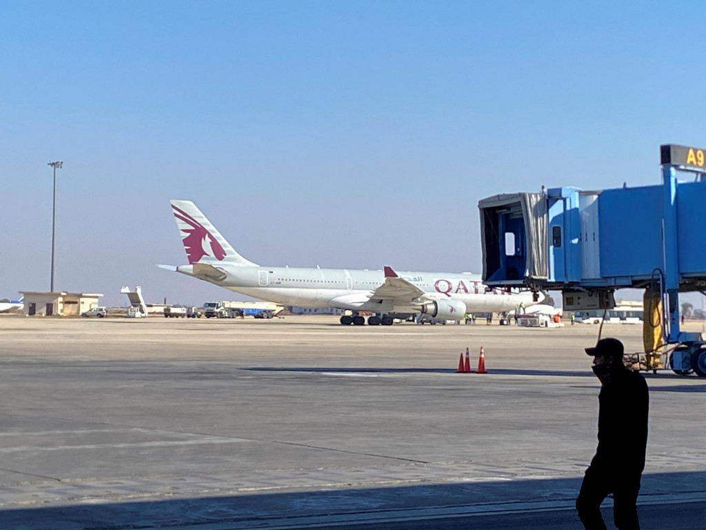 Lietadlo Qatar Airways pristáva na letisku v Damasku. FOTO: Reuters