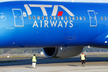 Lietadlo talianskeho prepravcu Italia Trasporto Aereo (ITA Airways) kontrolujú pracovníci na letisku Fiumicino v Ríme v Taliansku. FOTO: Reuters