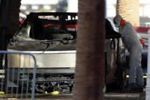 Pozostatky Tesly Cybertruck, ktorá zhorela pri vchode do Trump Tower v Las Vegas. FOTO: Reuters