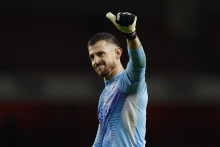 Martin Dúbravka zdraví fanúšikov Newcastlu po víťaznom pohárovom dueli na pôde londýnskeho Arsenalu. FOTO: Reuters