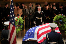 Rakva Jimmyho Cartera je verejne vystavená pri vstupe do rotundy budovy Kapitolu USA vo Washingtone. FOTO: Reuters