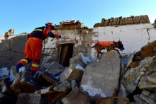 Úrady do akcie nasadili vyše 14-tisíc záchranárov, stále sa však nevie, koľko ľudí je nezvestných. FOTO: Reuters

