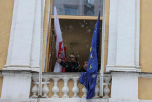 Diplomati odstraňujú vlajky Poľska a Európskej únie po zatvorení poľského generálneho konzulátu. FOTO: Reuters