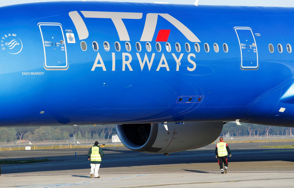 Lietadlo talianskeho prepravcu Italia Trasporto Aereo (ITA Airways) kontrolujú pracovníci na letisku Fiumicino v Ríme v Taliansku. FOTO: Reuters