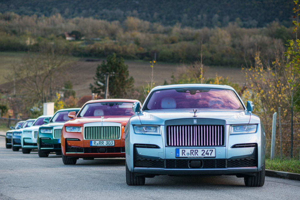 V butikovom vinárstve Világi Winery boli vystavené Rolls-Royce Motor Cars. FOTO: Red