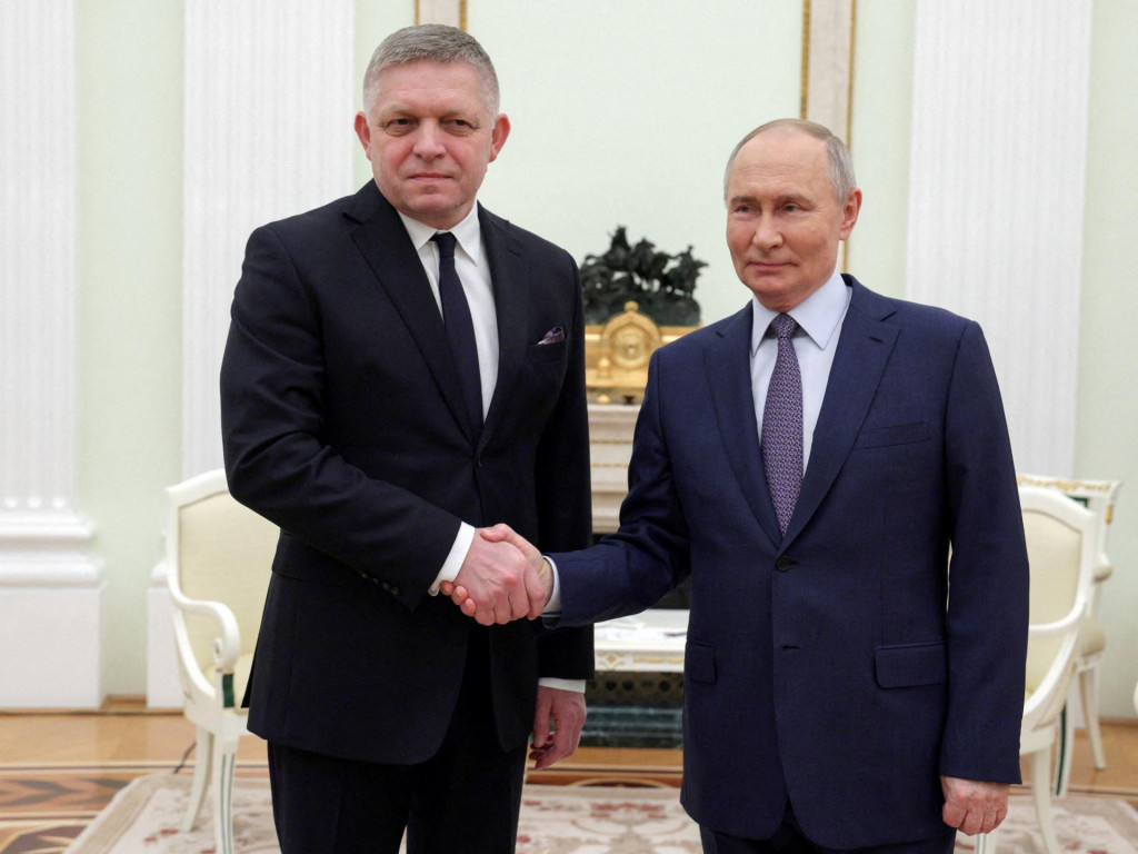 Ruský prezident Vladimir Putin a premiér Robert Fico. FOTO: Reuters