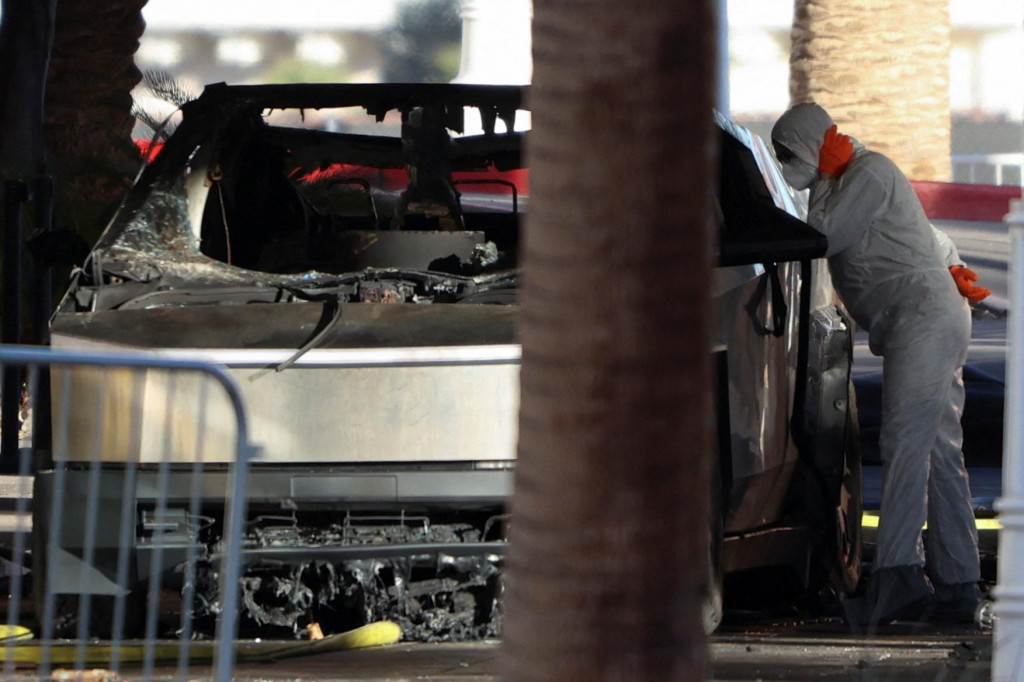 Pozostatky Tesly Cybertruck, ktorá zhorela pri vchode do Trump Tower v Las Vegas. FOTO: Reuters