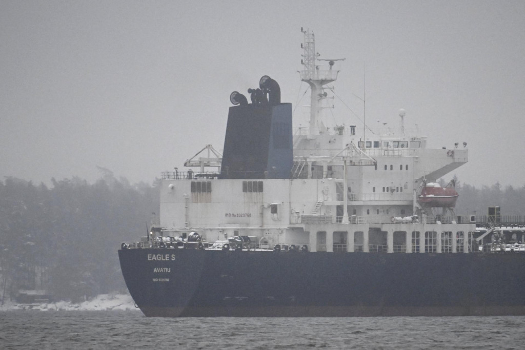 Ropný tanker Eagle S zakotvil neďaleko prístavu Kilpilahti v Porvoo vo Fínskom zálive. FOTO: Reuters/Lehtikuva