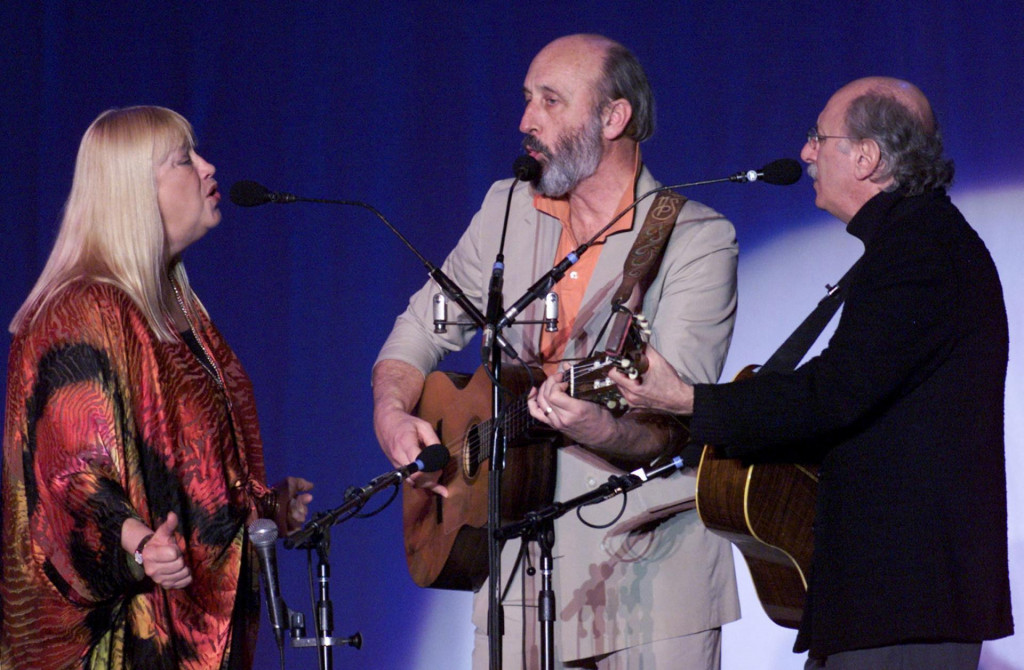 Folkové trio Peter, Paul and Mary tvorila Mary Traversová (zľava), Noel Paul Stookey a Peter Yarrow. FOTO: Reuters