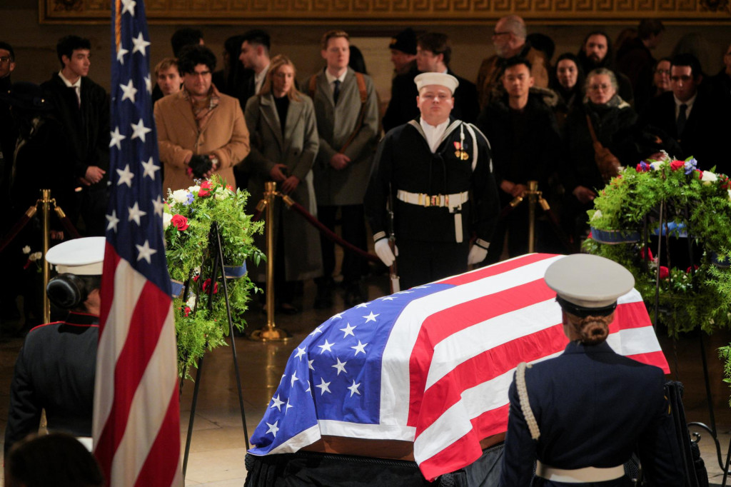 Rakva Jimmyho Cartera je verejne vystavená pri vstupe do rotundy budovy Kapitolu USA vo Washingtone. FOTO: Reuters