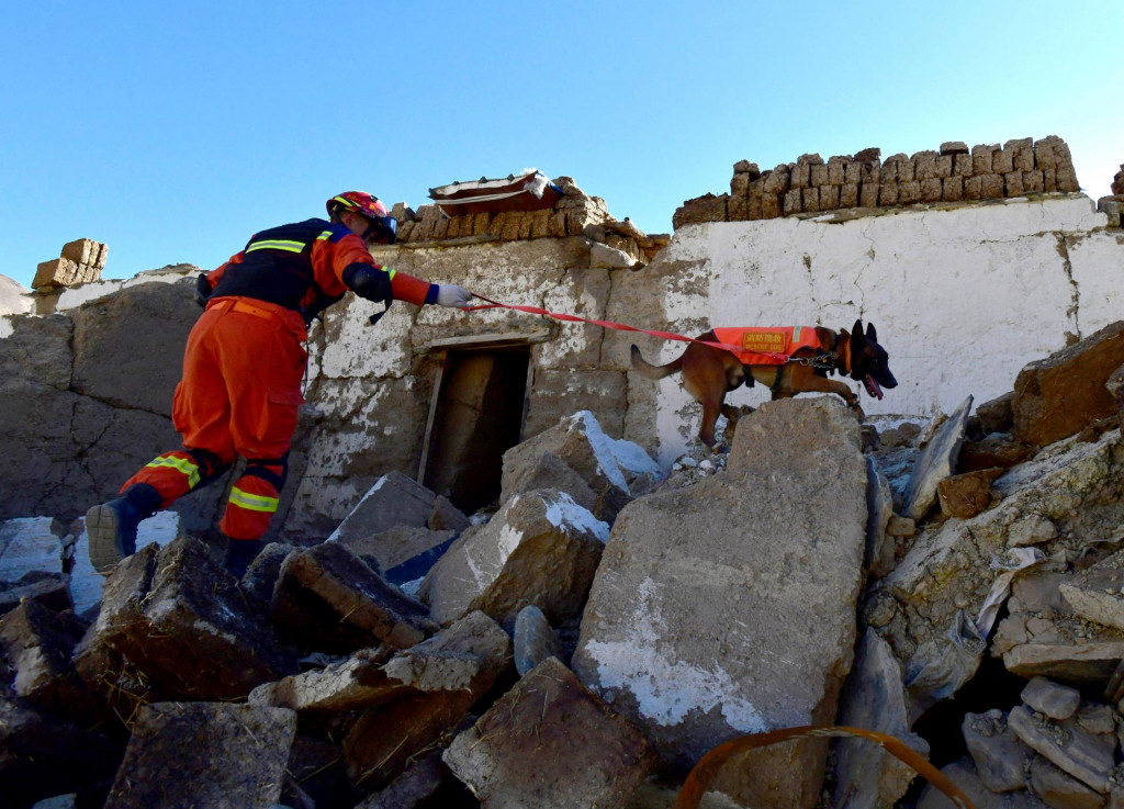 Úrady do akcie nasadili vyše 14-tisíc záchranárov, stále sa však nevie, koľko ľudí je nezvestných. FOTO: Reuters

