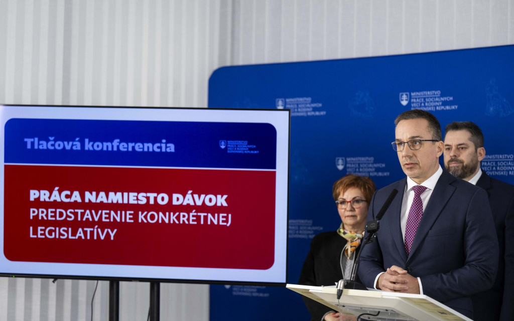 Minister pr&aacute;ce, soci&aacute;lnych vec&iacute; a rodiny Erik Tom&aacute;&scaron; (Hlas-SD) predstavil novinku pod n&aacute;zvom pr&aacute;ca namiesto d&aacute;vok. FOTO: TASR/J. Kotian