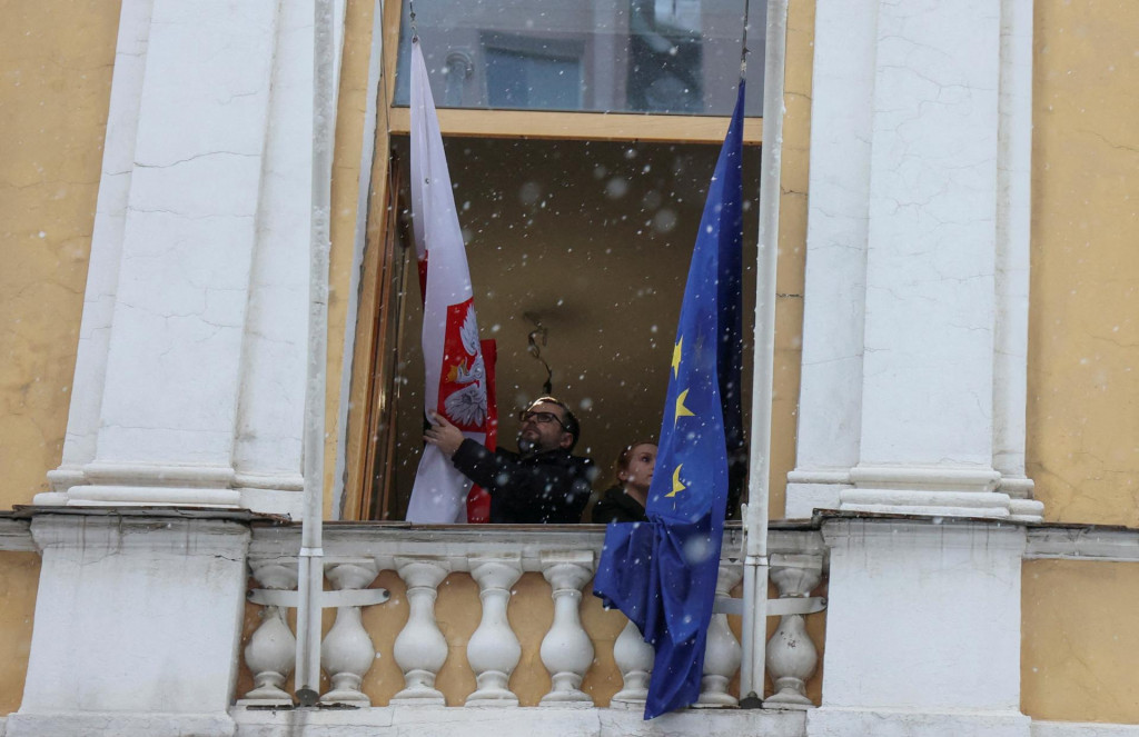 Diplomati odstraňujú vlajky Poľska a Európskej únie po zatvorení poľského generálneho konzulátu. FOTO: Reuters