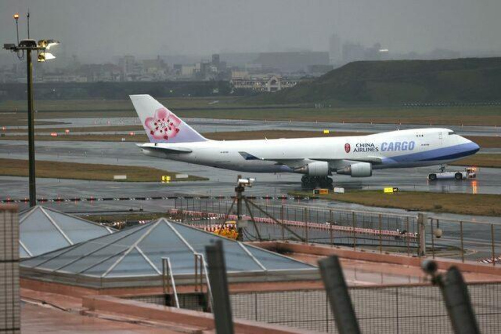 Lietadlo China Airlines Cargo na medzinárodnom letisku v Taiwane. FOTO: Reuters