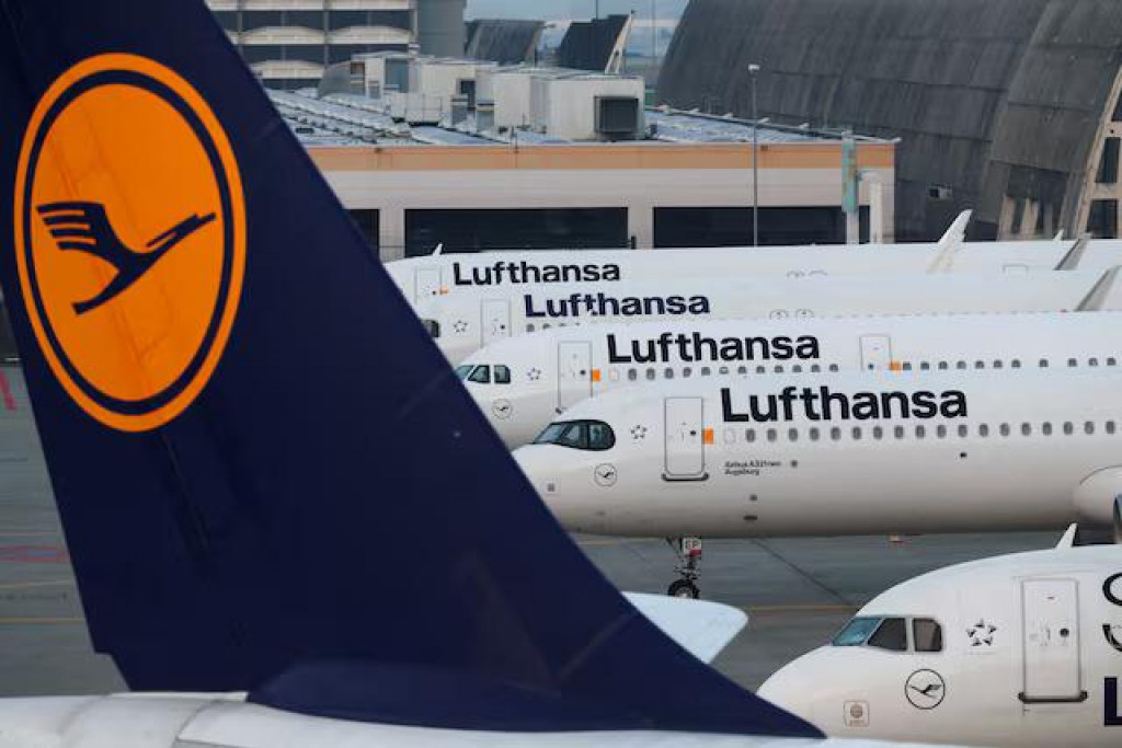 Lietadlá Lufthansy na frankfurtskom letisku v Nemecku. FOTO: Reuters