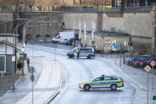 Policajti uzatvárajú ulicu Terrassenufer v Drážďanoch. FOTO: TASR/DPA