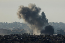 Dym sa valí v ruinách v Beit Hanoune v Pásme Gazy. FOTO: Reuters