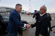 Vľavo predseda vlády Robert Fico nastupuje do lietadla na letisku M.R. Štefánika v Bratislav. FOTO: TASR/Martin Žigo